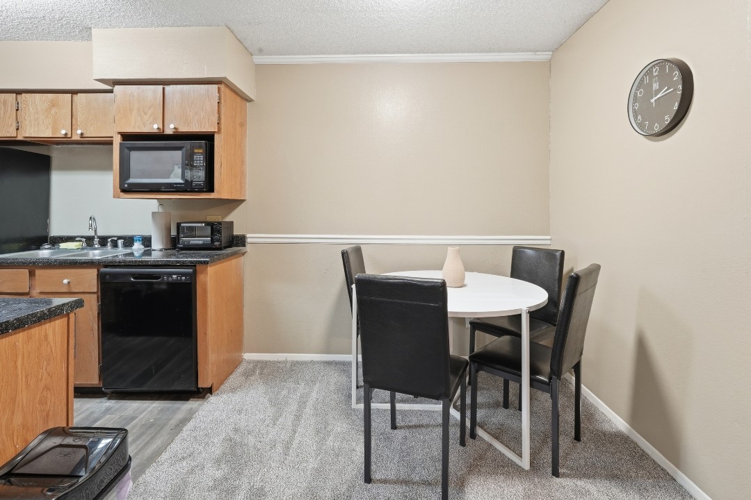 District West · Unit 154 2/2