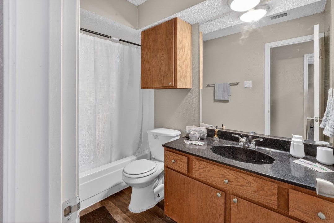 District West · Unit 228 2/2