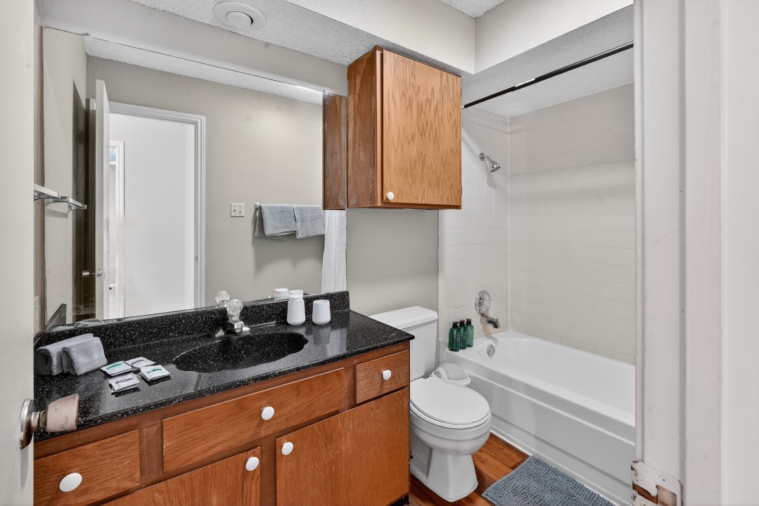 District West · Unit 10 2/2