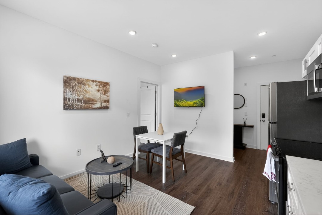 Fairmount Square 1532-2F · Unit 1/1