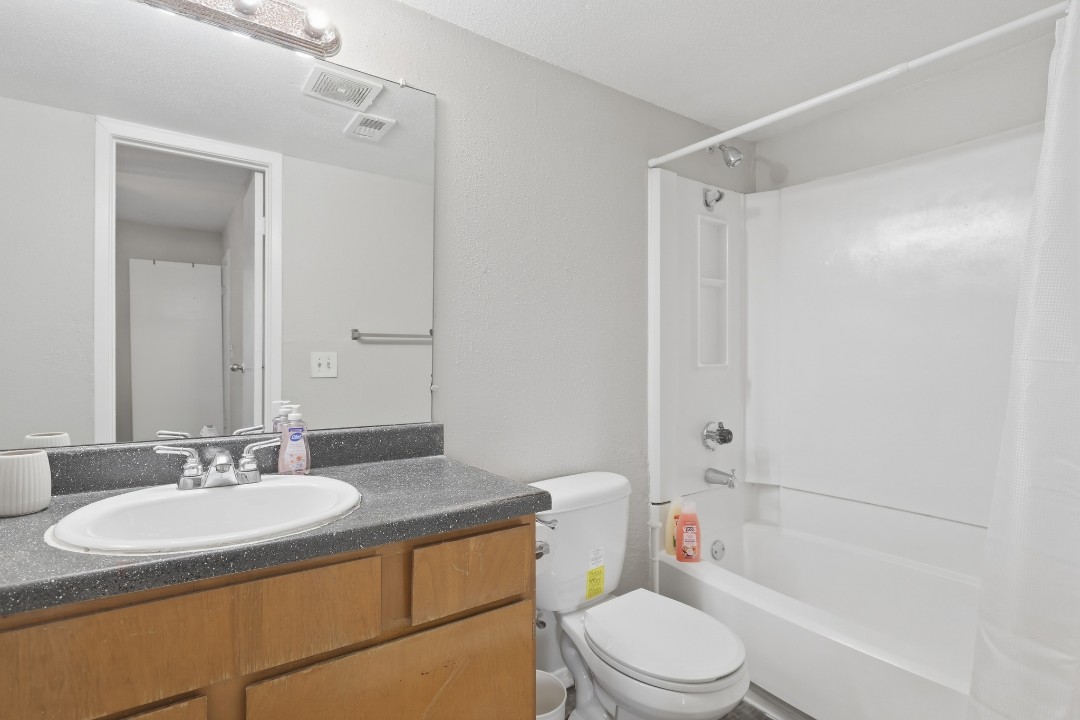 Creekstone · Unit 323 2/2