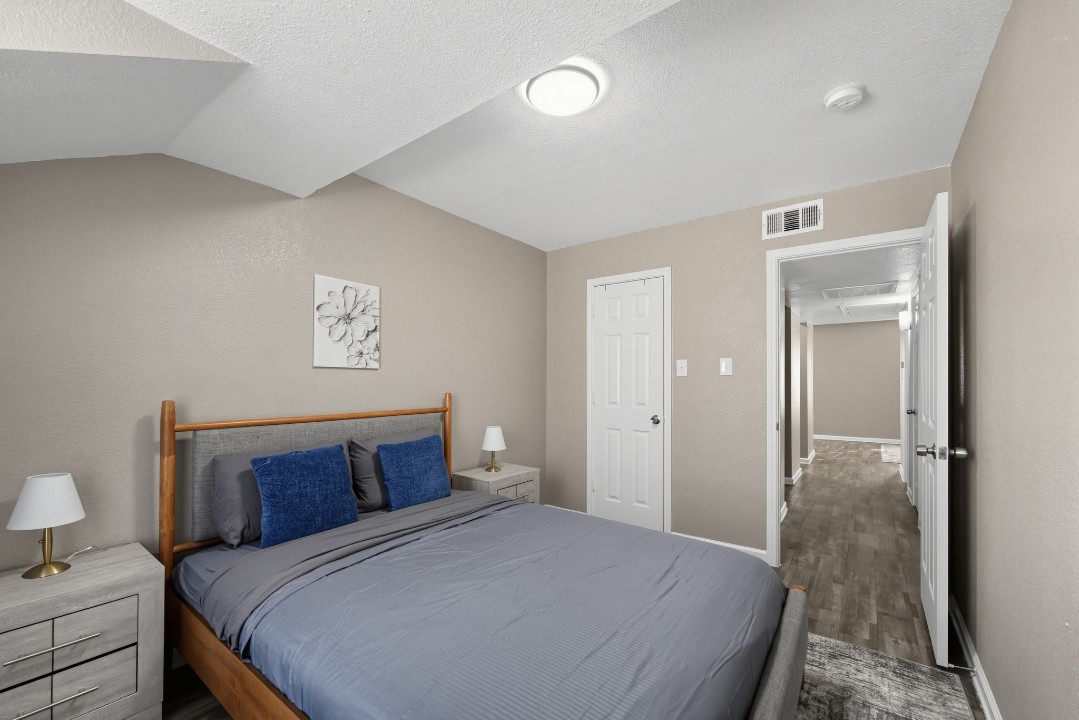 Cleburne Oaks · Unit 148 2/1