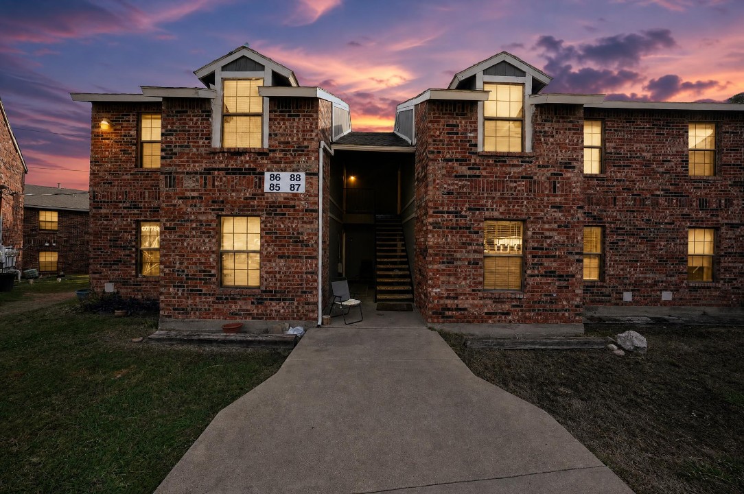 Cleburne Oaks · Unit 086 2/1