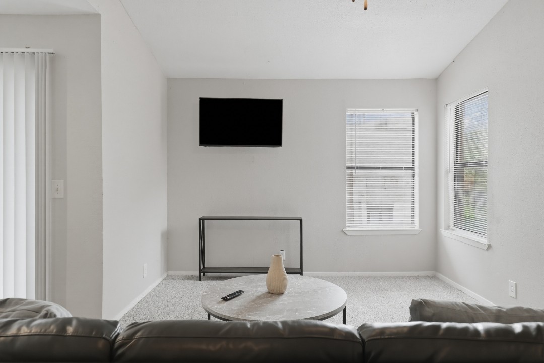 Creekstone · Unit 323 2/2