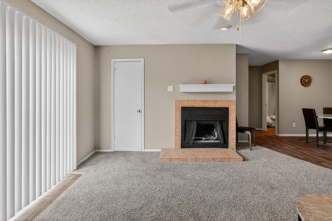 District West · Unit 228 2/2