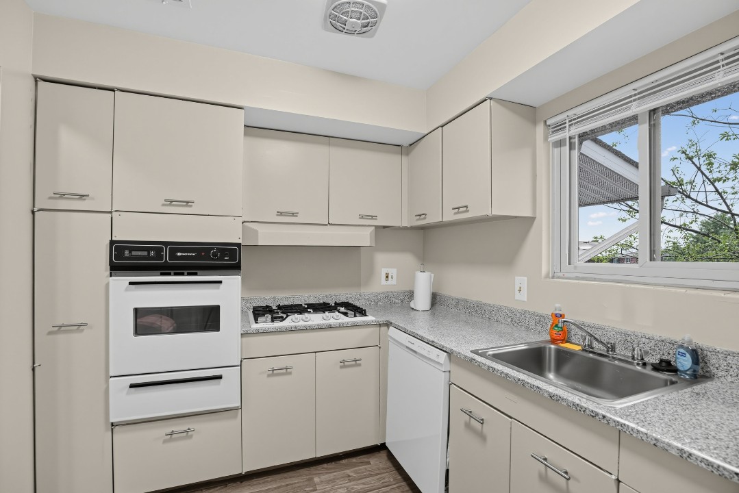 Milbrook Park Apartments 13 CB 2B · Unit 1/1