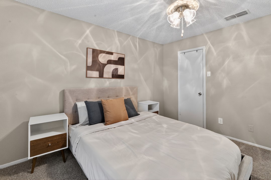 District West · Unit 228 2/2