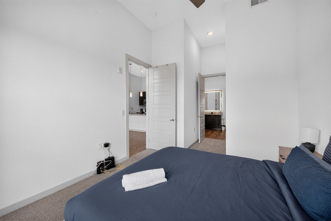 The Creekside at Vantage · Unit 5303 2/2