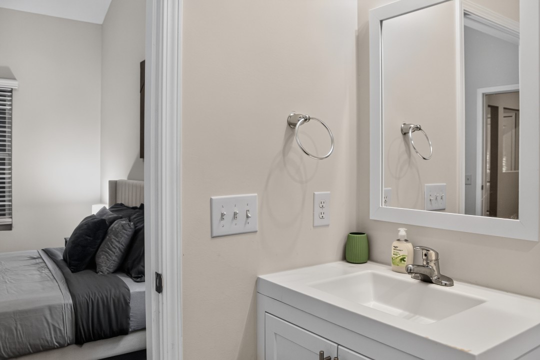 Hickory Grove · Unit 904 2/2