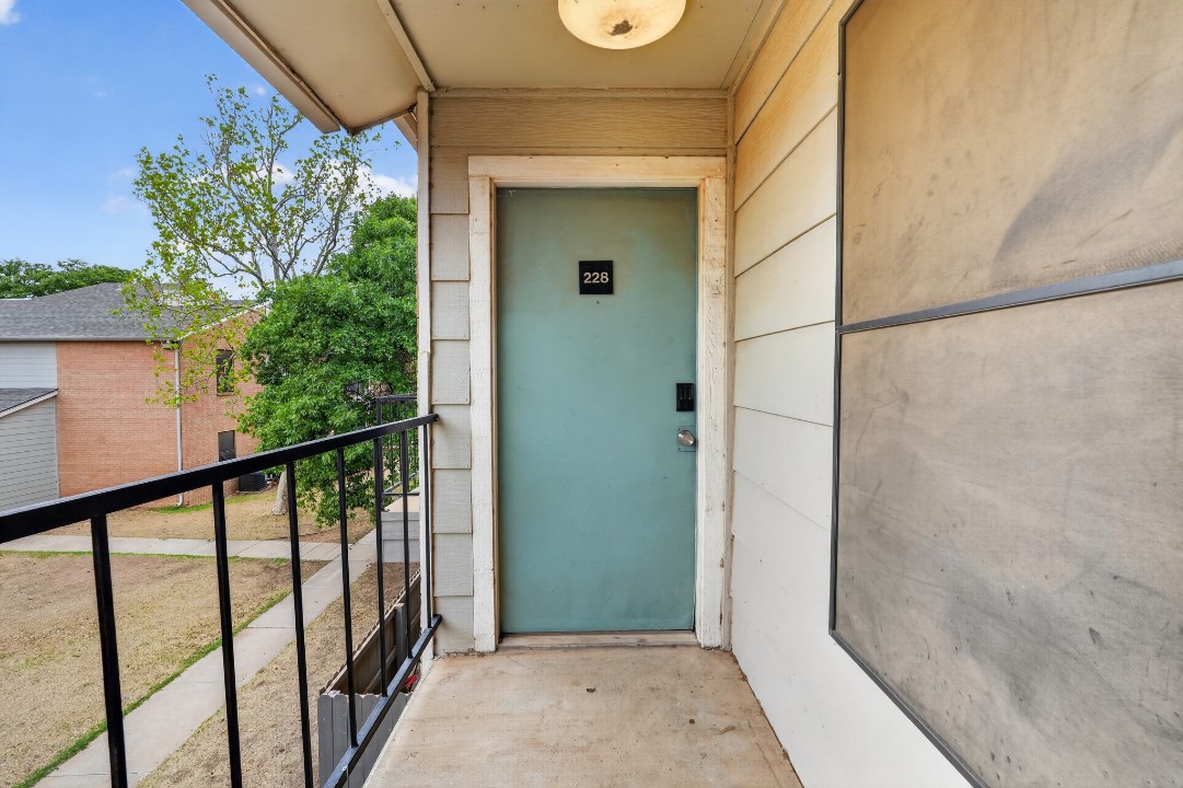 District West · Unit 228 2/2
