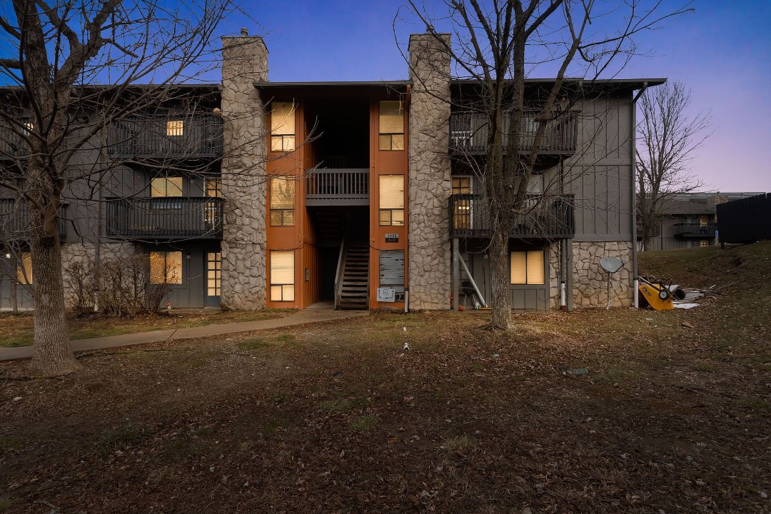 Hillcrest 8306D · Unit 2/1