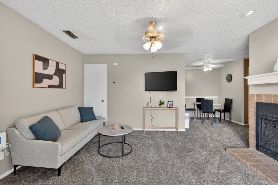 District West · Unit 138 2/2