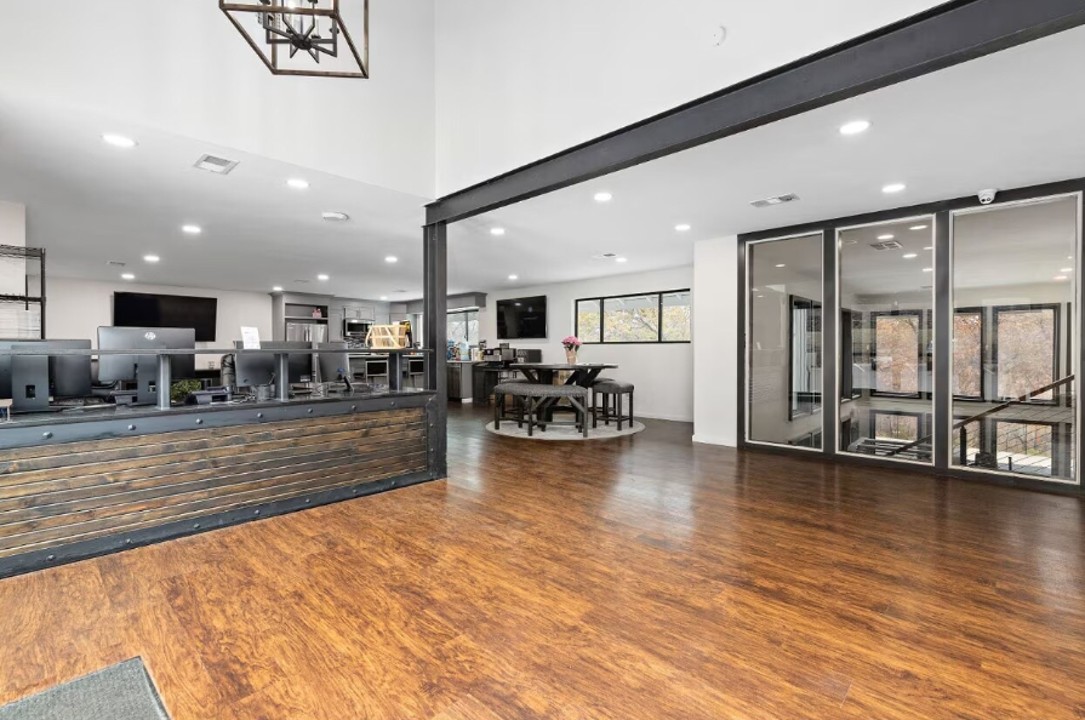 Hillcrest 8318E · Unit 2/1