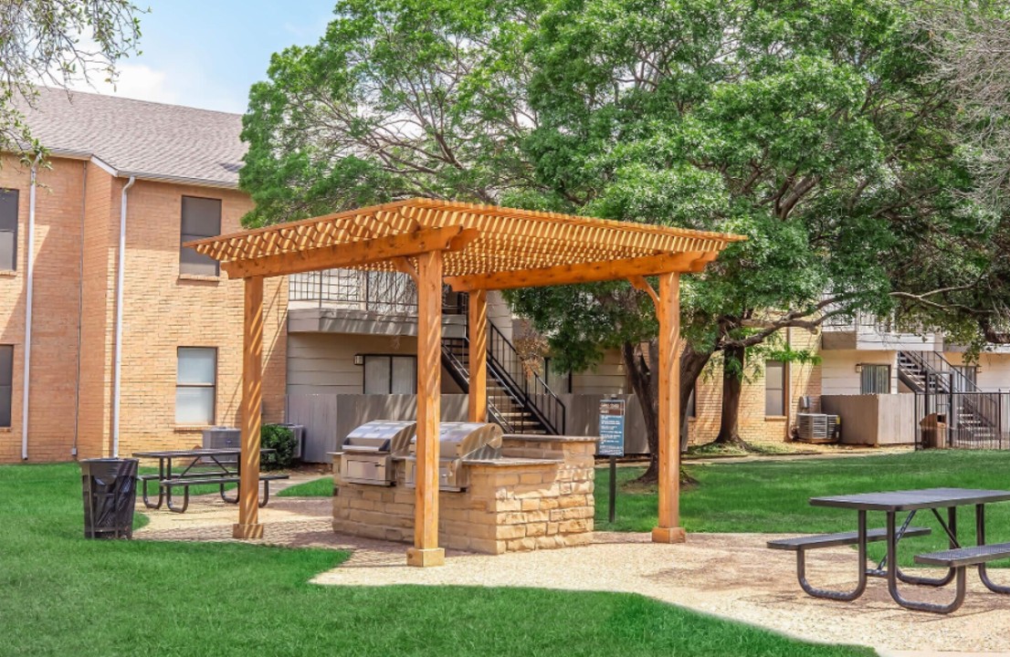 District West · Unit 228 2/2