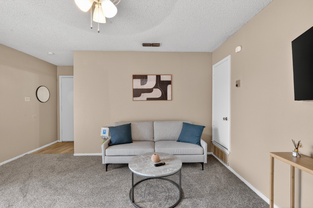 District West · Unit 138 2/2