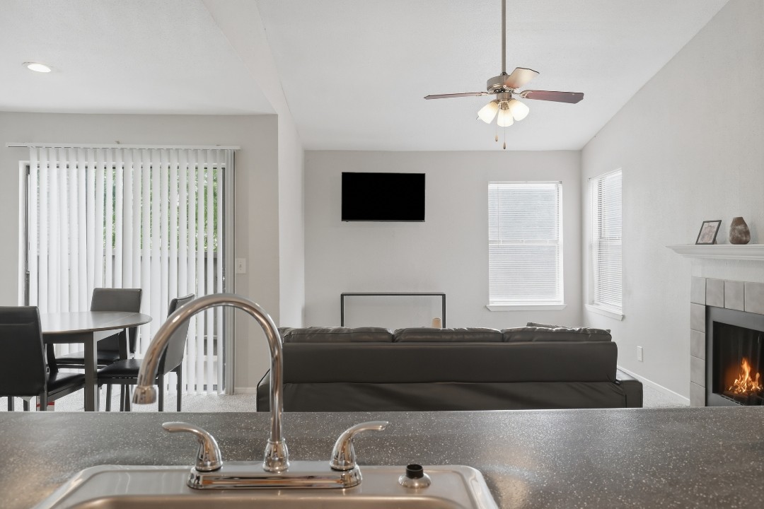 Creekstone · Unit 323 2/2