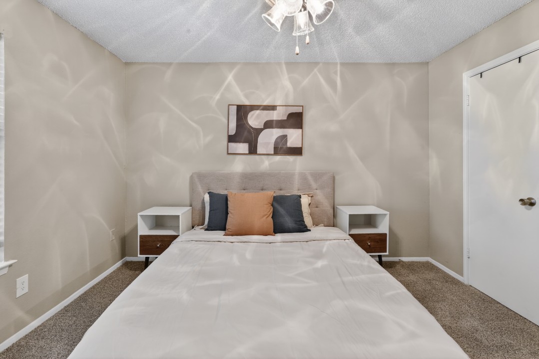 District West · Unit 228 2/2