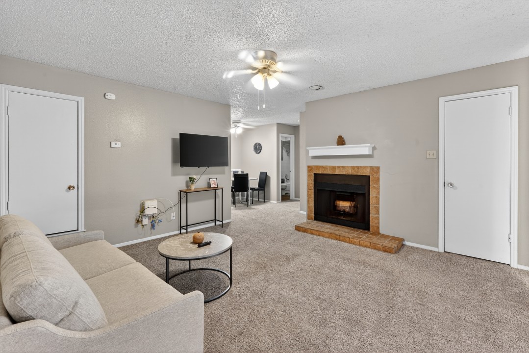District West · Unit 10 2/2