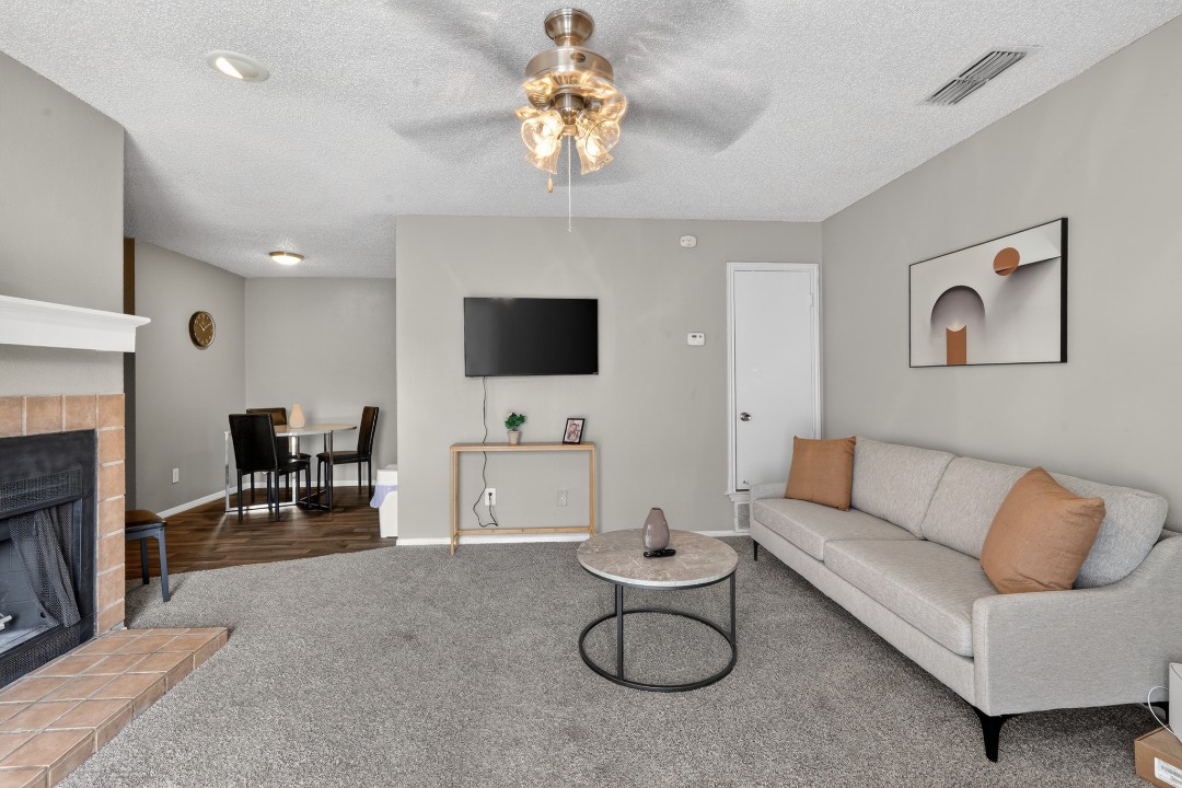 District West · Unit 228 2/2