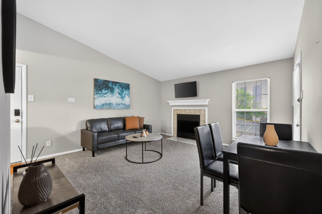 Lincoln Green · Unit 223 1/1