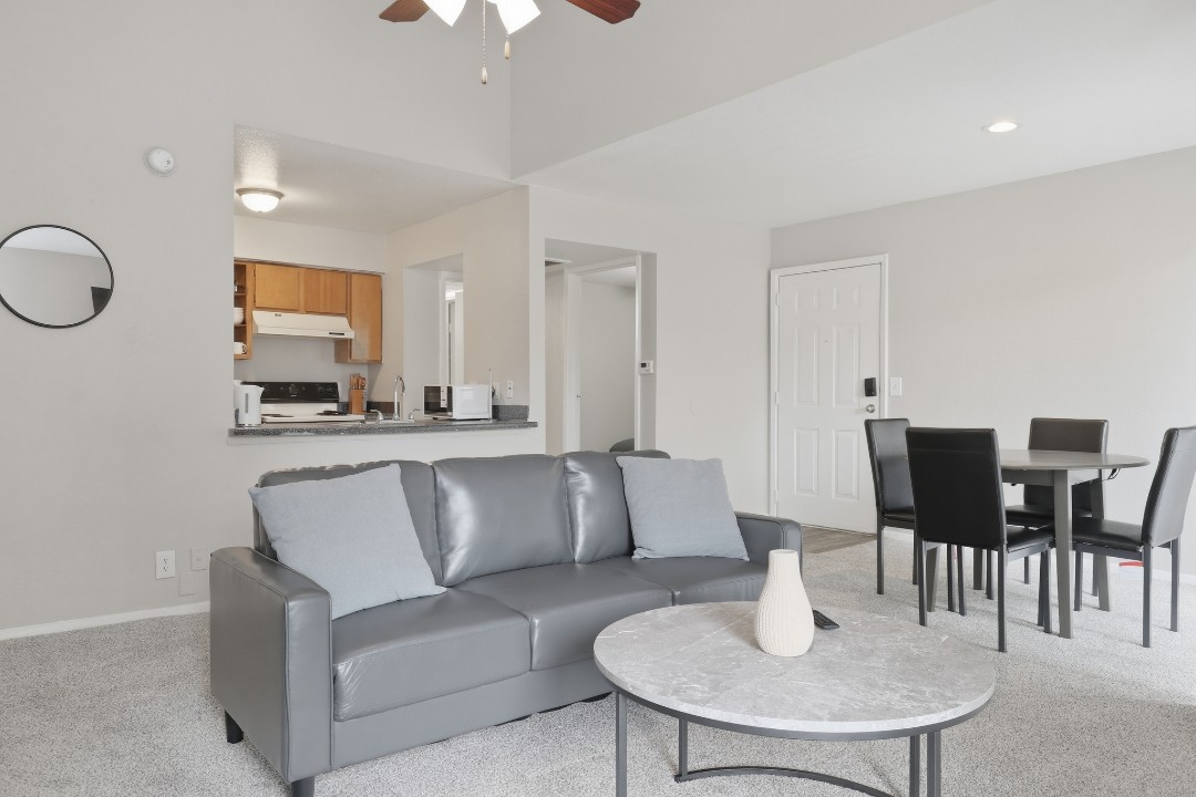 Creekstone · Unit 323 2/2