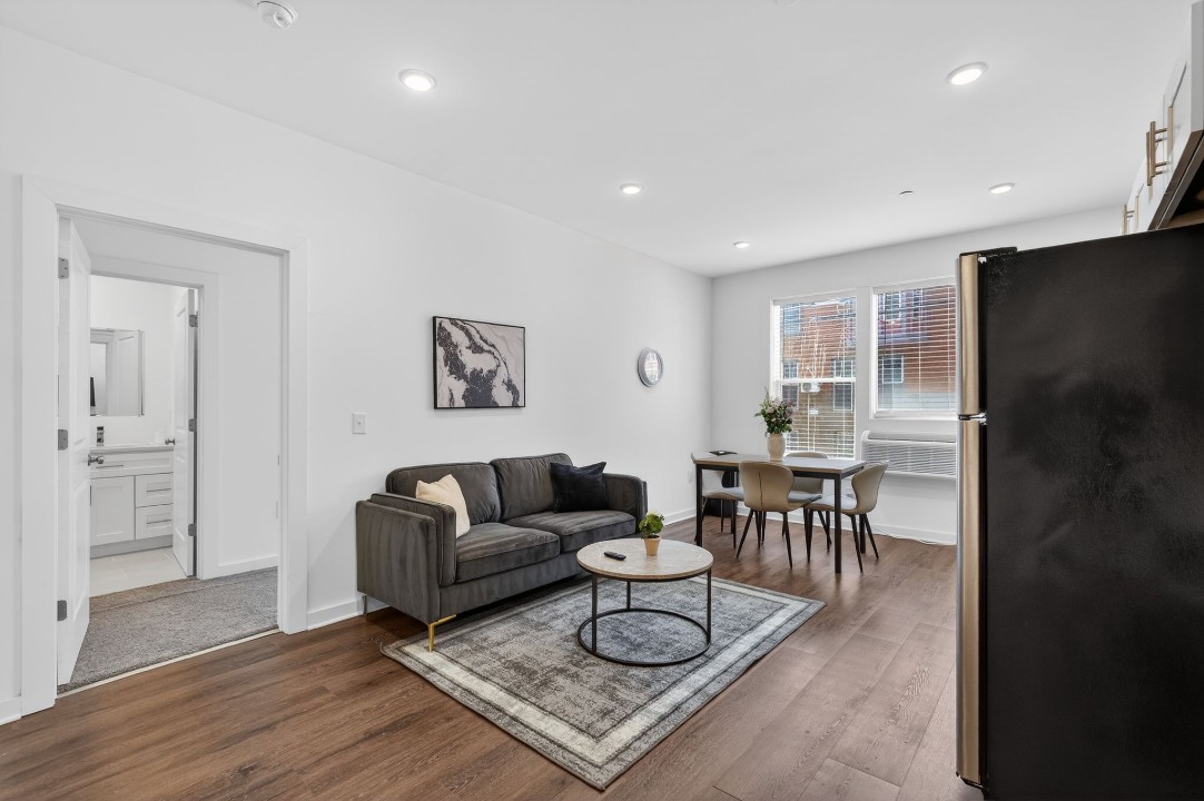 Fairmount Square 1532 - 1E · Unit 1/1