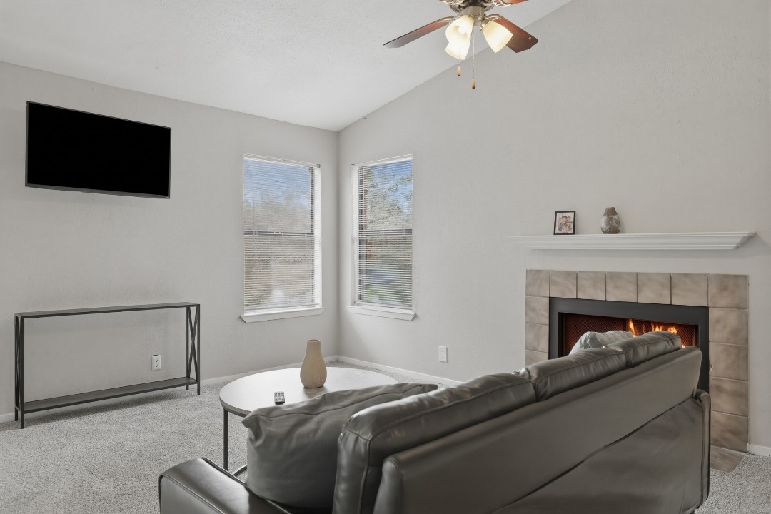 Creekstone · Unit 323 2/2