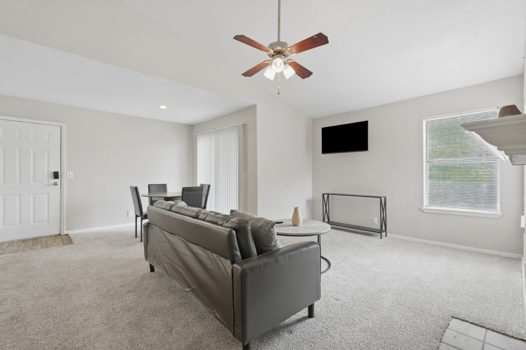 Creekstone · Unit 323 2/2