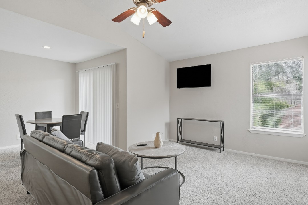 Creekstone · Unit 323 2/2