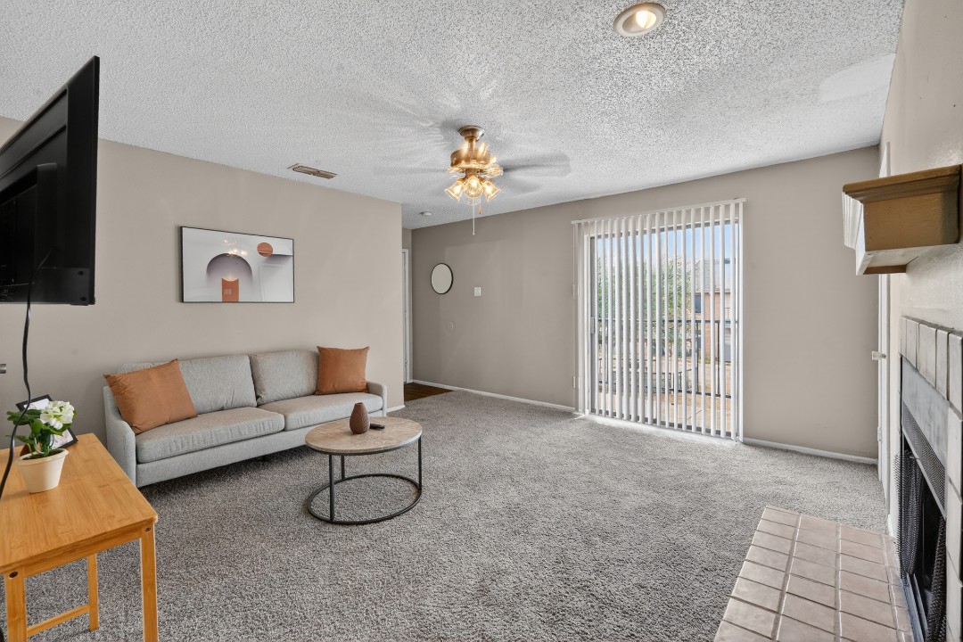 District West · Unit 228 2/2