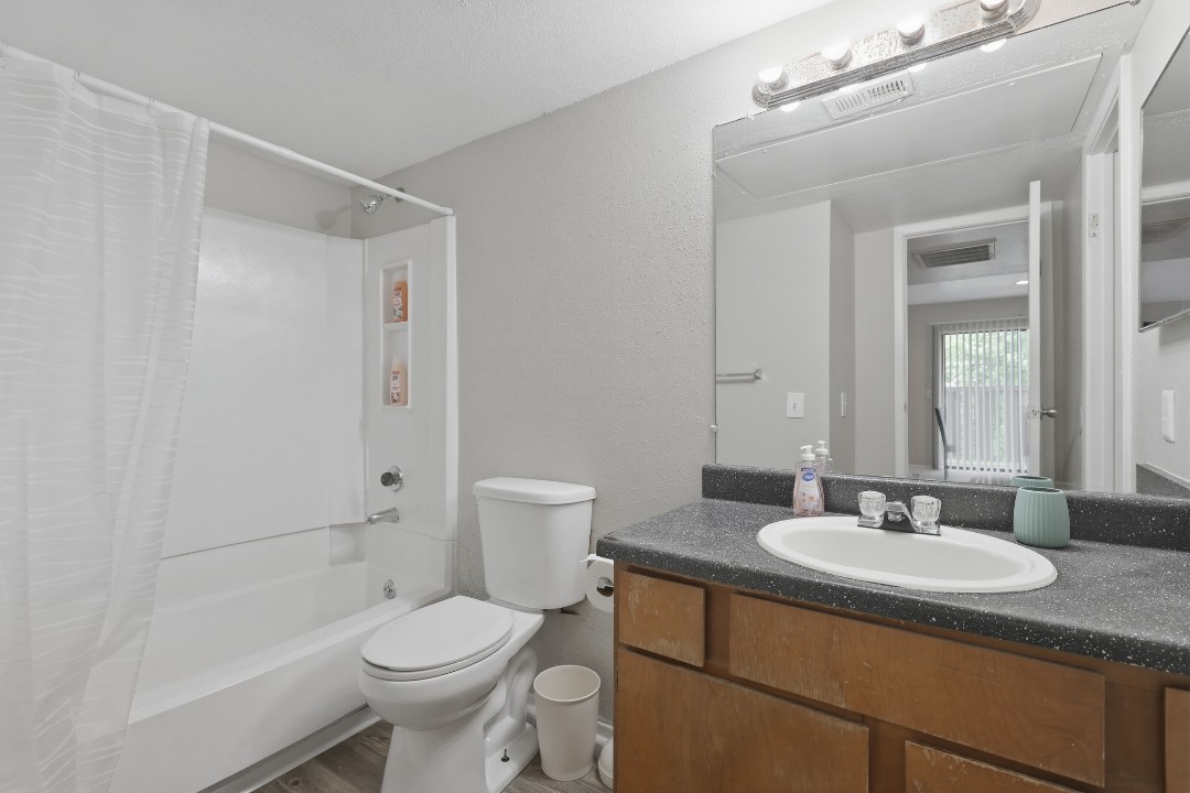 Creekstone · Unit 323 2/2