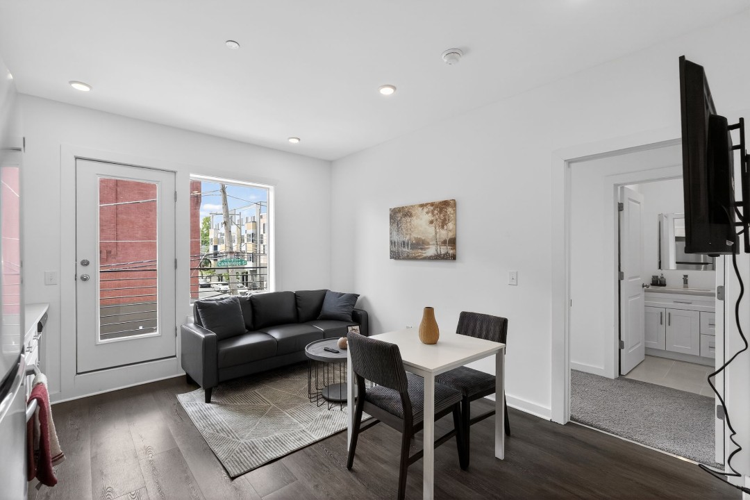 Fairmount Square 1532-2F · Unit 1/1