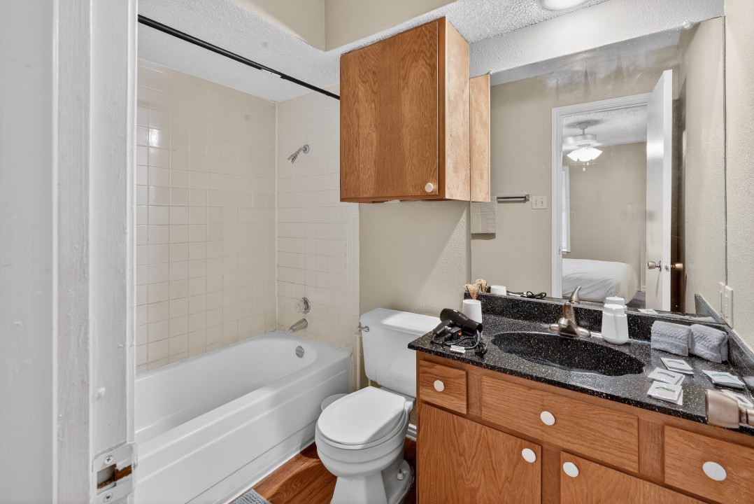 District West · Unit 10 2/2
