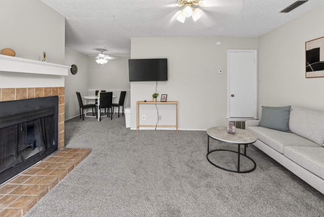 District West · Unit 148 2/2