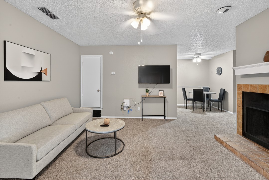 District West · Unit 10 2/2
