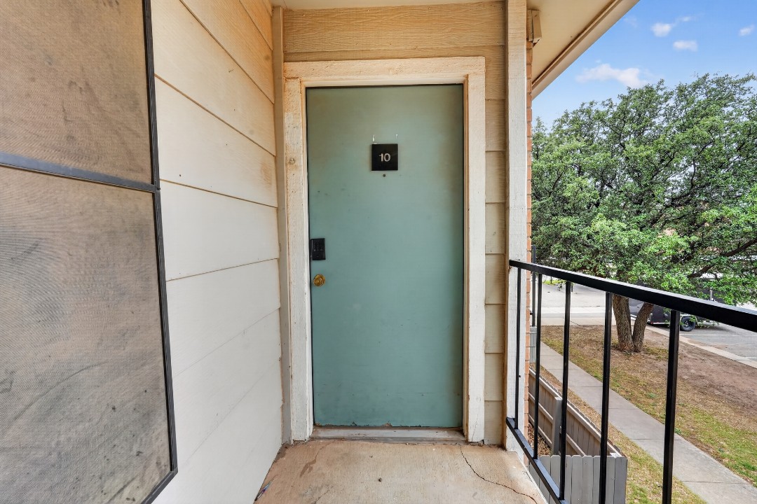 District West · Unit 10 2/2