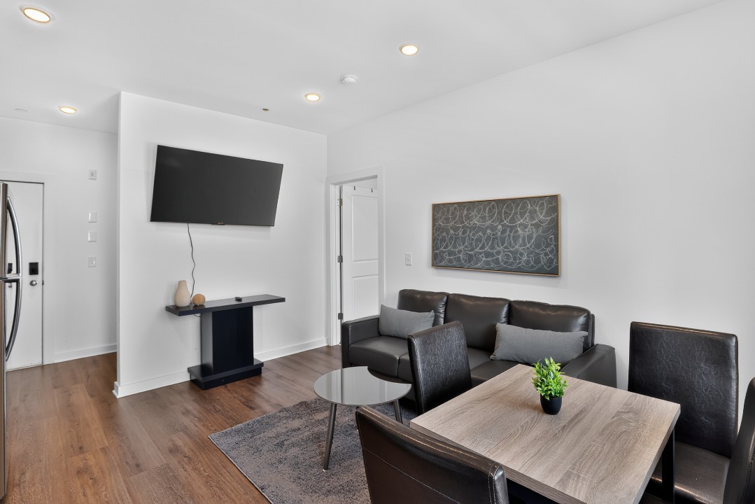 Fairmount Square 1532-3J · Unit 1/1